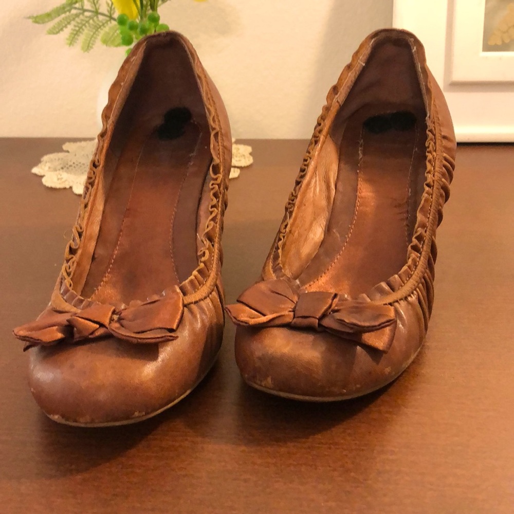 Vintage look heels with satin bow. Tan with ruffled leather all around. GUC